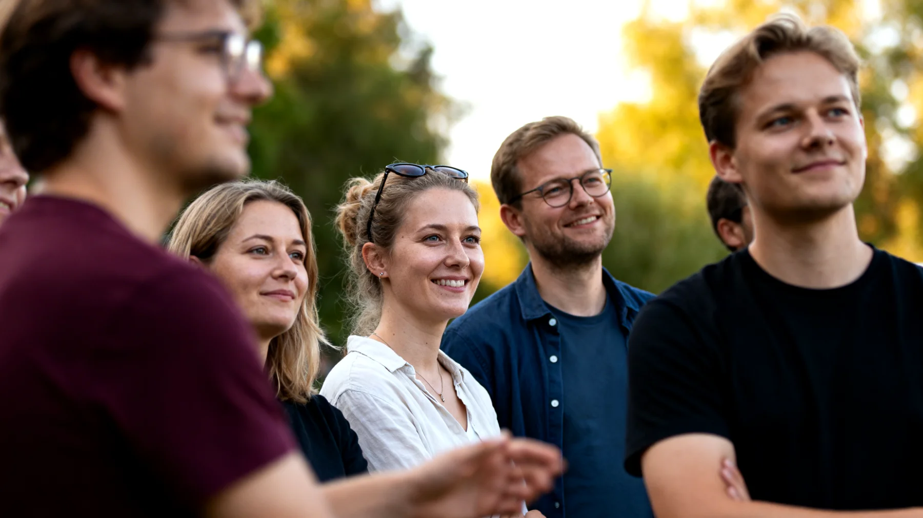 Die Eltern bemerken, dass ihre jugendlichen Kinder bei kleinsten Hindernissen oder Enttäuschungen – sei es eine schlechte Note, ein verlorenes Spiel oder ein abgelehnter Wunsch – sofort mit heftigen emotionalen Ausbrüchen, Rückzug oder aggressivem Verhalten reagieren, ohne in der Lage zu sein, innezuhalten und die Situation zu verarbeiten."